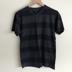 No Boundaries Small V-Neck Black and Grey